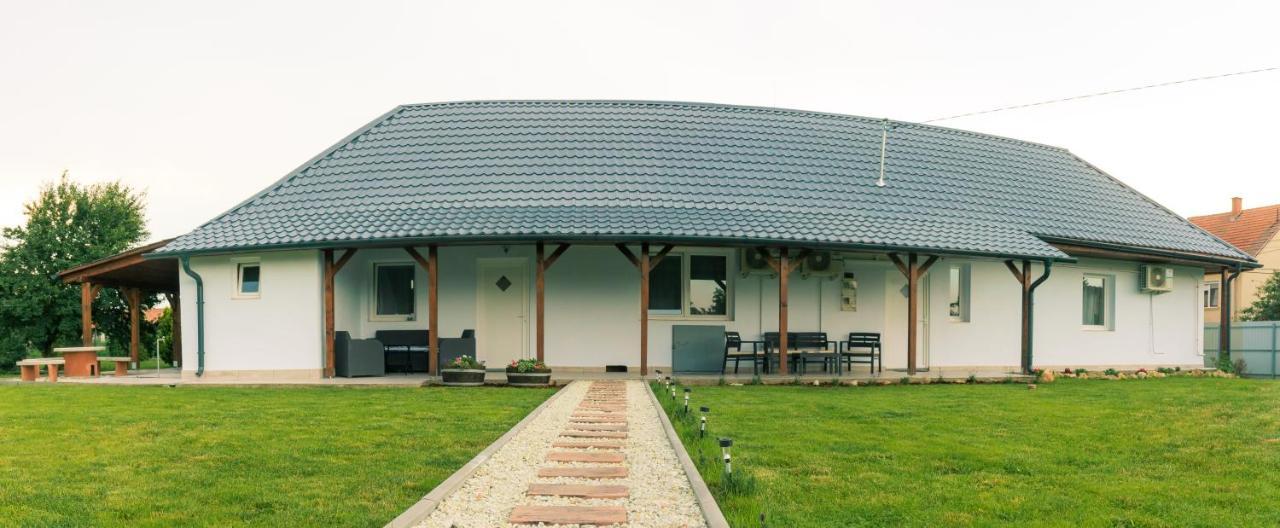 Olivia Apartman Apartment Sarospatak Luaran gambar